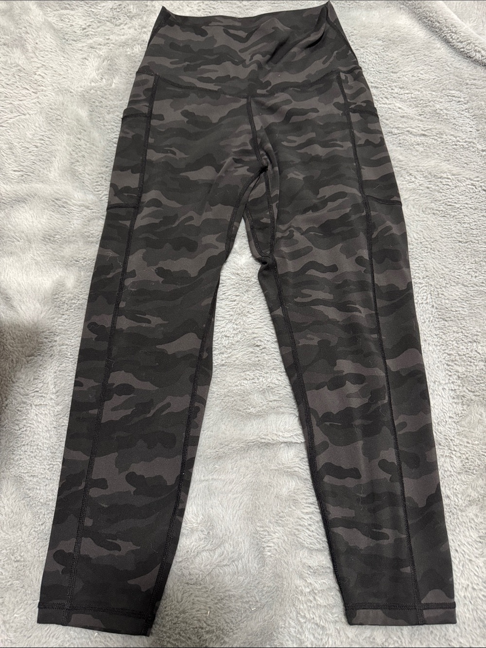 Colorfulkoala Women's Camo Active Capri Leggings - Black/Gray